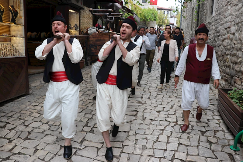 Dönem kıyafetlerini giyen tulumbacılar Safranbolu