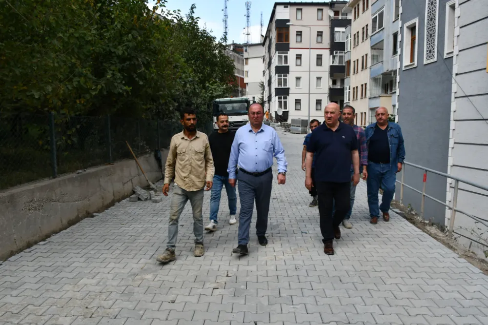 Artvin Belediye Başkanı Demirhan Elçin ve CHP YDK Başkanı Artvin Milletvekili Uğur Bayraktutan, Kilit Parke Çalışmalarını İnceledi
