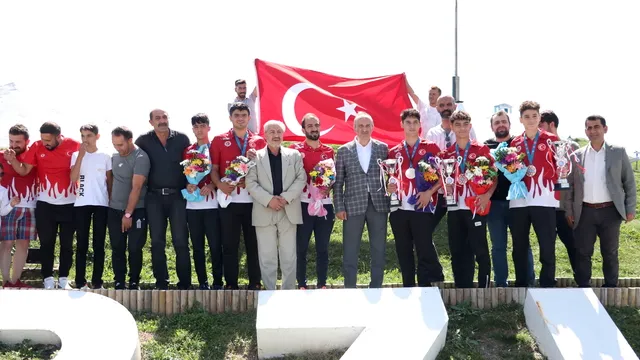 Avrupa şampiyonasından madalyalarla dönen kick boksçular Erzurum
