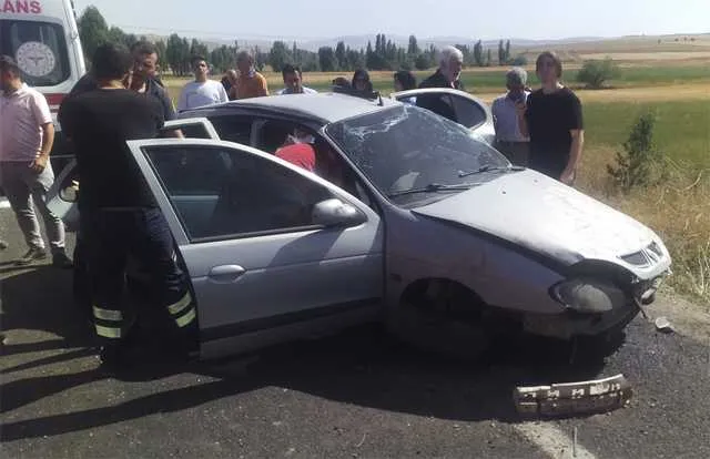 Kontrolden Çıkan Otomobil Karşı Şeride Geçip Takla Attı: 4 Kişi Yaralandı