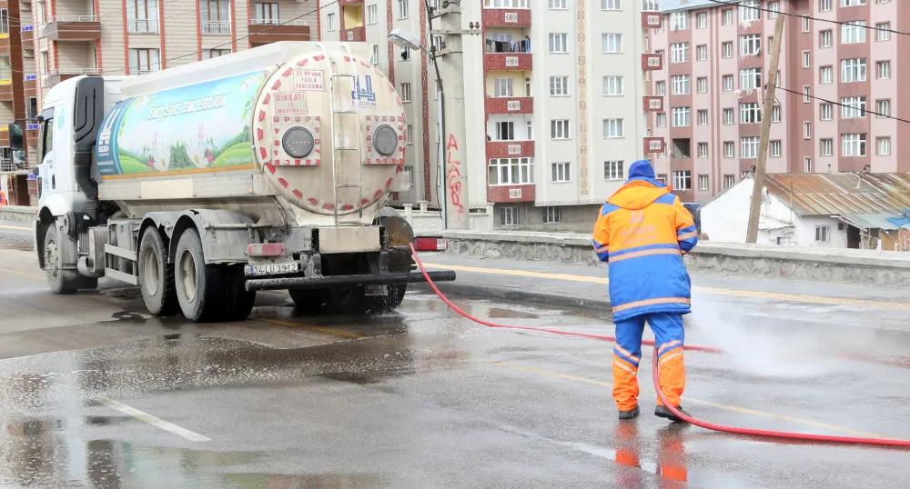 Erzurum Büyükşehir Belediyesi Temizlik Timleri Kenti Parlatıyor