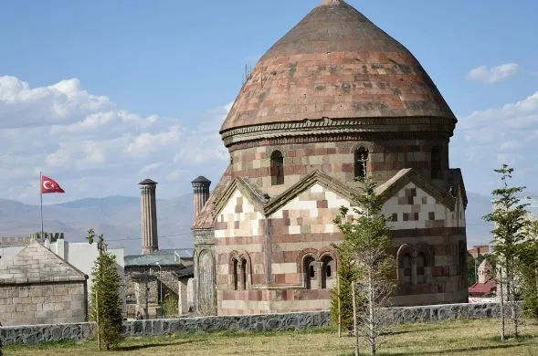 Erzurum il merkezi tarihi yapılarla açık hava müzesine dönüştü