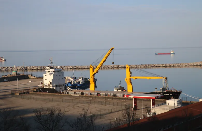 Zonguldak açıklarında arızalanan gemi römorkör eşliğinde limana çekildi
