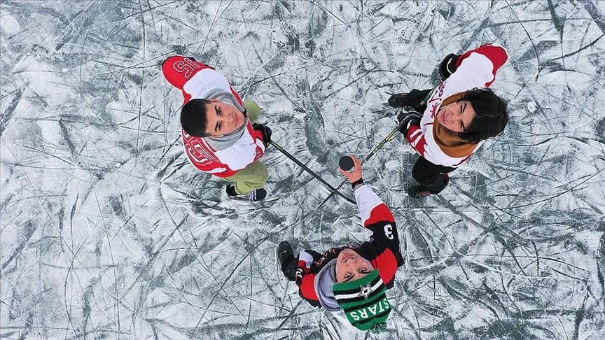 Dünyanın en hızlı takım oyunu buz hokeyini Çıldır Gölü