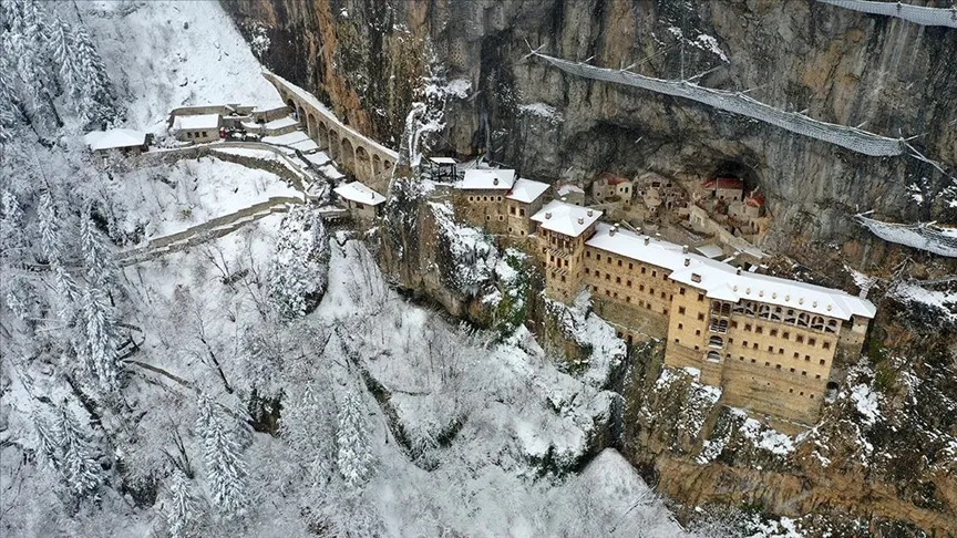 Sümela Manastırı beyaz örtüsüyle görüntülendi