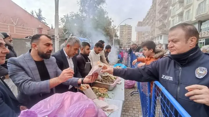 MARDİN KIZILTEPE’DE “BİRLİK,BERABERLİK,KARDEŞLİK” MOTTOSUYLA BİR TON HAMSİ VE ÇAYKUR ÇAYI İKRAM EDİLDİ 