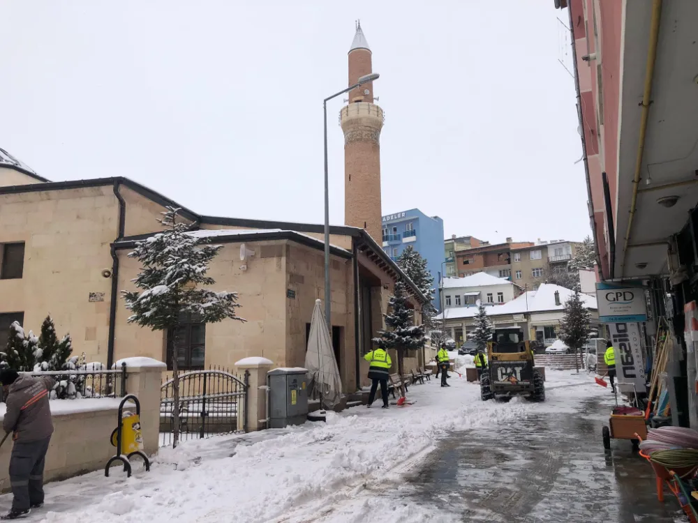 Bayburt Belediyesi Kar Küreme Çalışmalarını Aralıksız Sürdürüyor