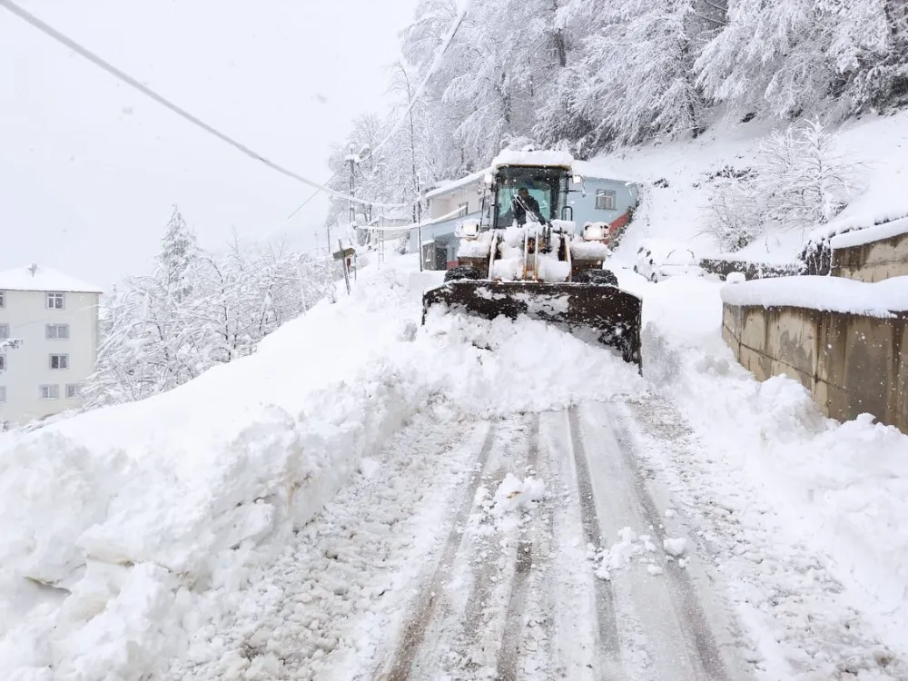 Trabzon Büyükşehir Belediyesi, Kar ve Buzla Mücadele Çalışmalarını Aralıksız Sürdürüyor 