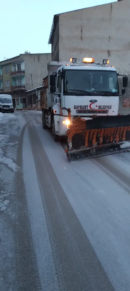 Bayburt Belediyesi, Soğuk Hava ve Buzlanmaya Karşı Önlemlerini Sürdürüyor