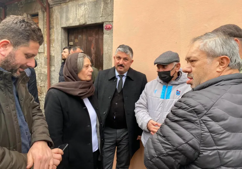 TBMM Başkanlık Divanı Üyesi CHP Trabzon Milletvekili Sibel Suiçmez, önceki Esentepe Mahalle Muhtarı Metin Yeşilaraz