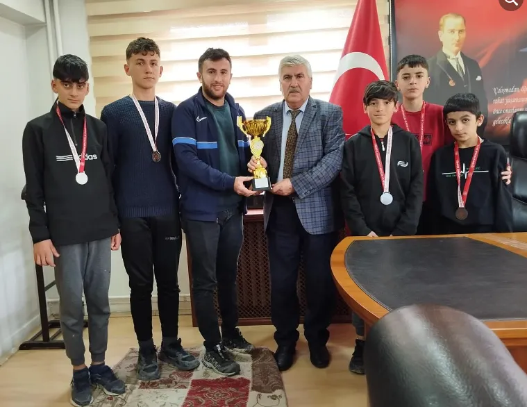 Horasan Atletizm Takımı, Şampiyonluğu Belediye Başkanına Takdim Etti