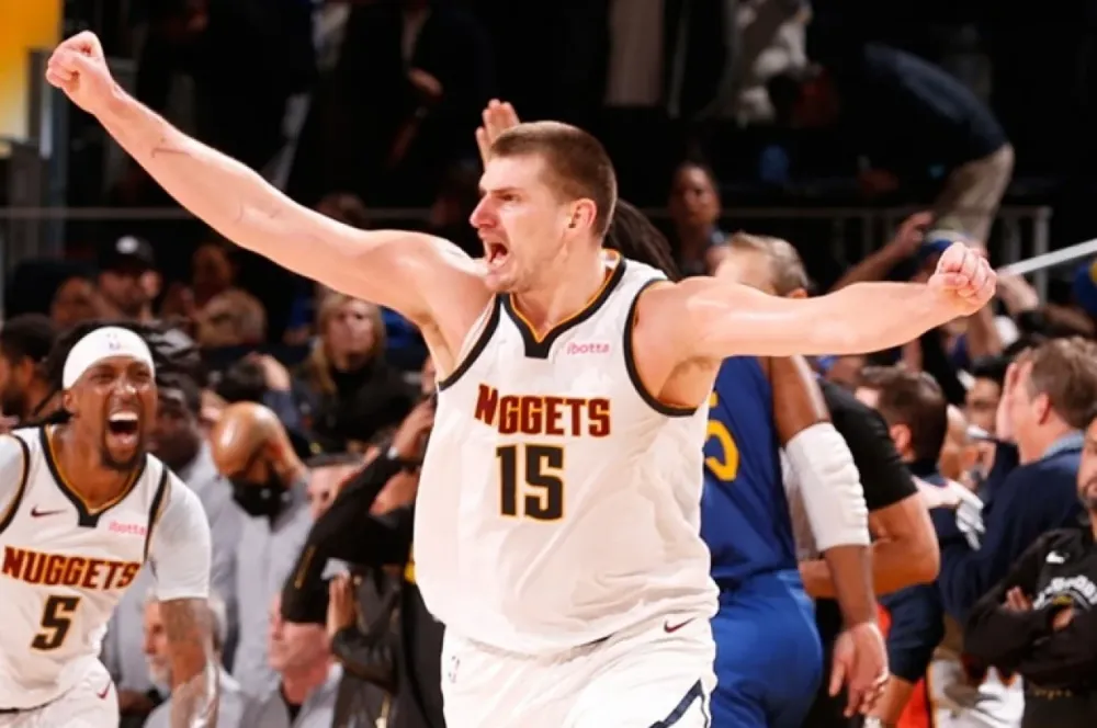 Jokic yine şovunu yaptı! Orta sahadan attığı üçlük oyunu getirdi