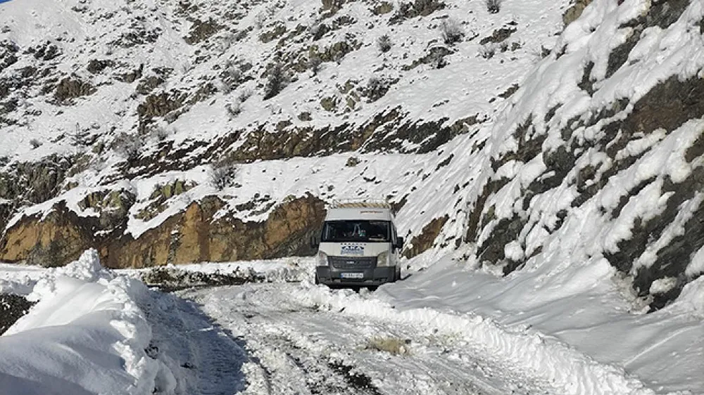 Siirt’te yoğun karda mahsur kalan minibüsteki 6 kişi kurtarıldı
