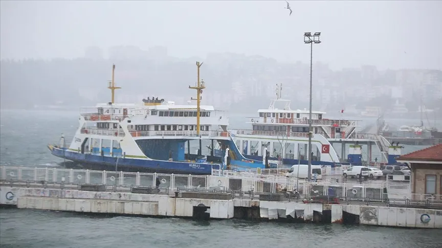 Fırtına nedeniyle transit gemi geçişlerine kapatılan Çanakkale Boğazı