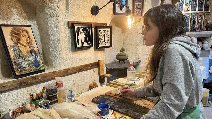 Seramik ustası genç kadın, babasından devraldığı sanatı sürdürüyor