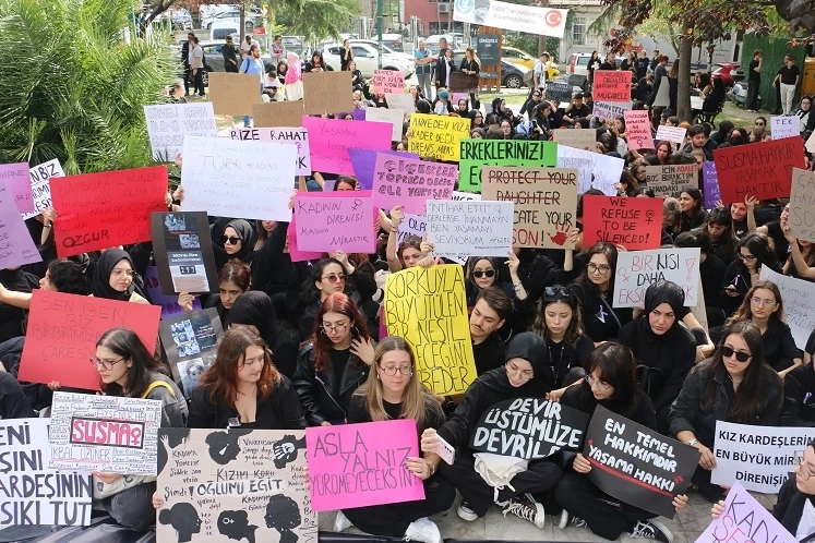 Üsküdar Üniversitesi “Şiddete Karşı” yürüdü!