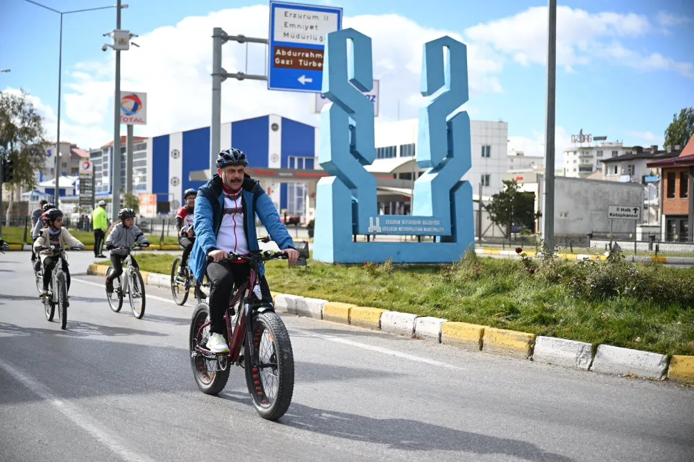 Vali Çiftçi, Cumhuriyet Tabyalar Bisiklet Turnuvası’nda Pedal Çevirerek Tarihi Canlandırdı