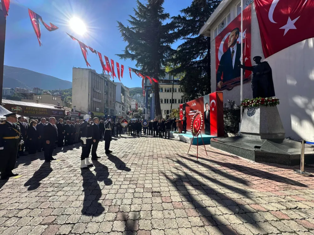 Cumhuriyet Bayramı Töreninde Atatürk Anıtı