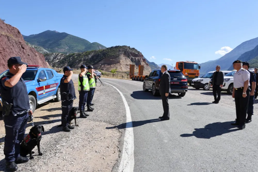 Vali Dr. Turan Ergün, Ardanuç Yolu Jandarma Kontrol Noktası’nı Ziyaret Etti