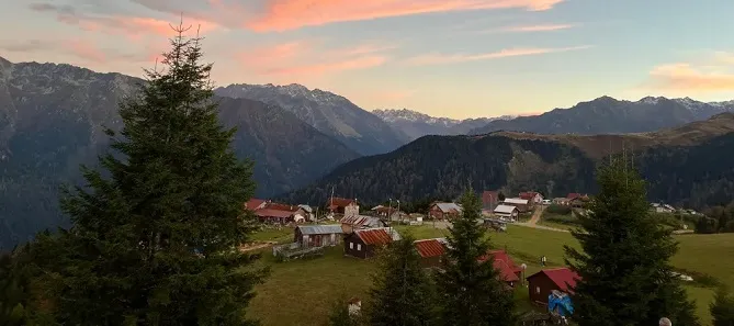 Badara Yaylası Sonbaharın Renk Cümbüşüyle Ziyaretçilerini Büyülüyor