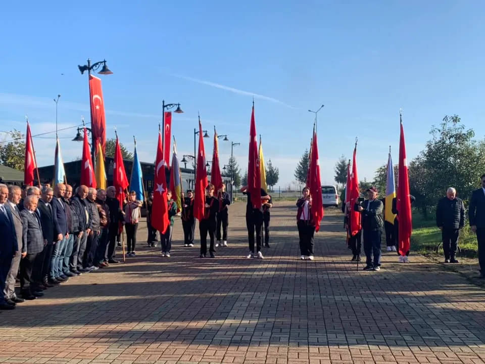 Beşikdüzü’nde Atatürk’e Saygı Töreni: Çelenk Sunuldu, İstiklal Marşı Okundu