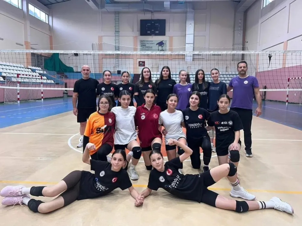 Gençlere Sporla Güçlü Bir Gelecek: Hopa’da Voleybol Kursu Devam Ediyor