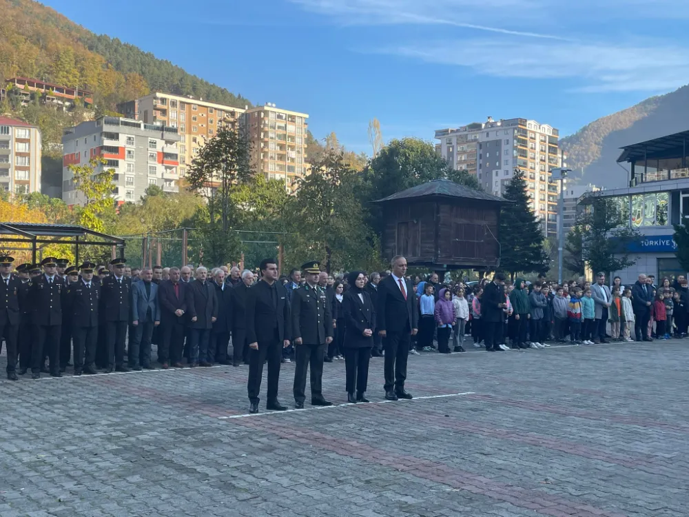 Borçka’da Atatürk’ü Anma: Öğrencilerden Duygulandıran Performanslar