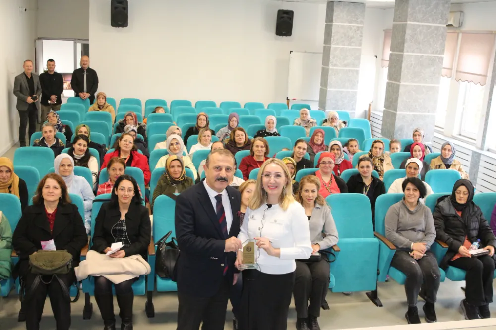 Vakfıkebir Belediye Başkanı Fuat Koçal, Prof. Dr. Yeşim Bayoğlu Tekin’e Teşekkür Plaketi Verdi