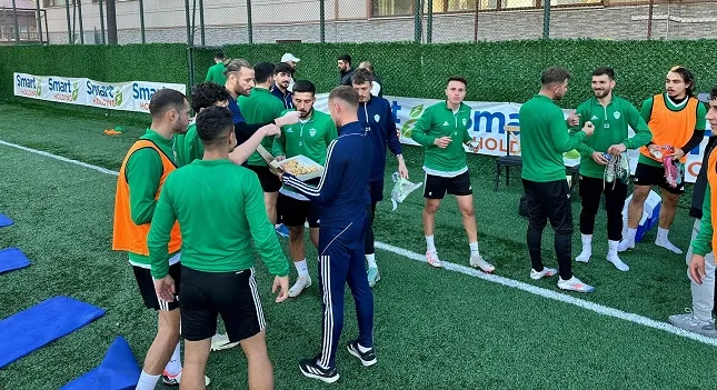 Çayelispor’a Onursal Başkan Mehmet Yazıcı’dan baklava morali