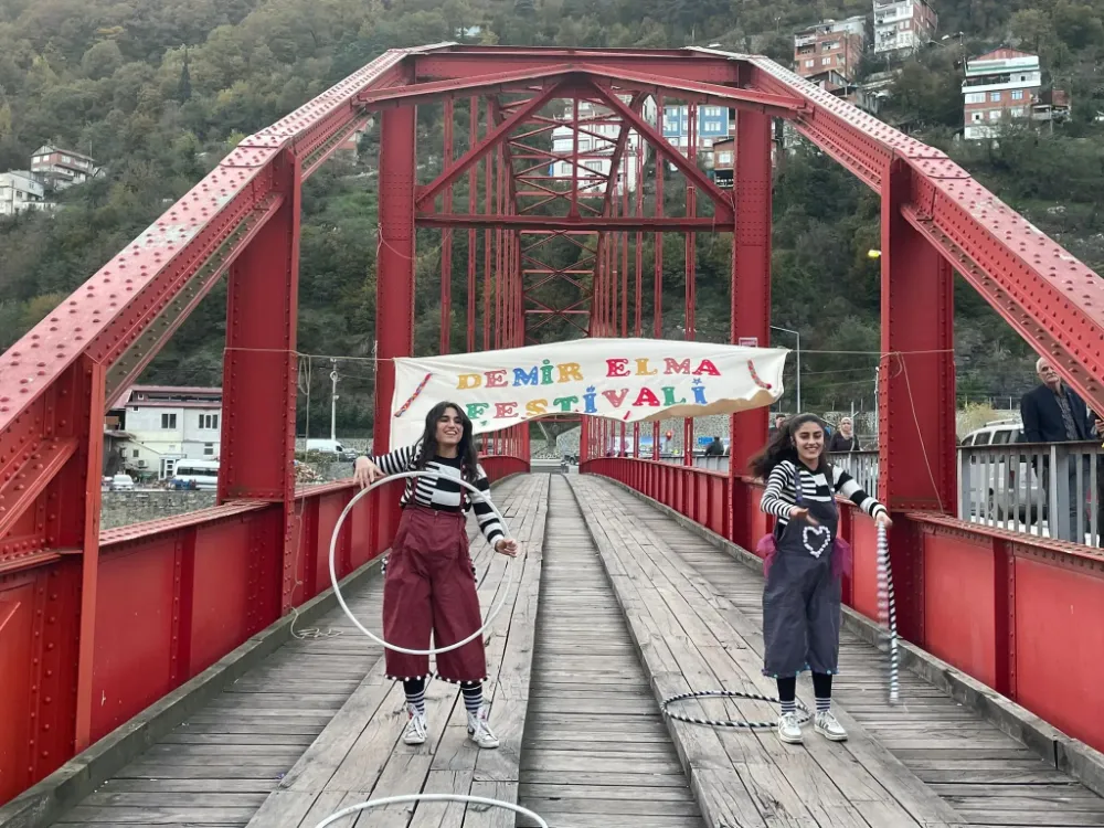 Borçka Demir Elma Festivali’nde Coşkulu Açılış! Üç Gün Sürecek Etkinliklere Davetlisiniz