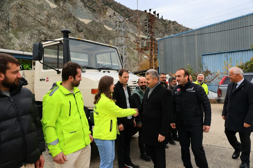 Artvin Valisi Dr. Turan Ergün, AFAD ve ÇAK Ekiplerini Ziyaret Etti