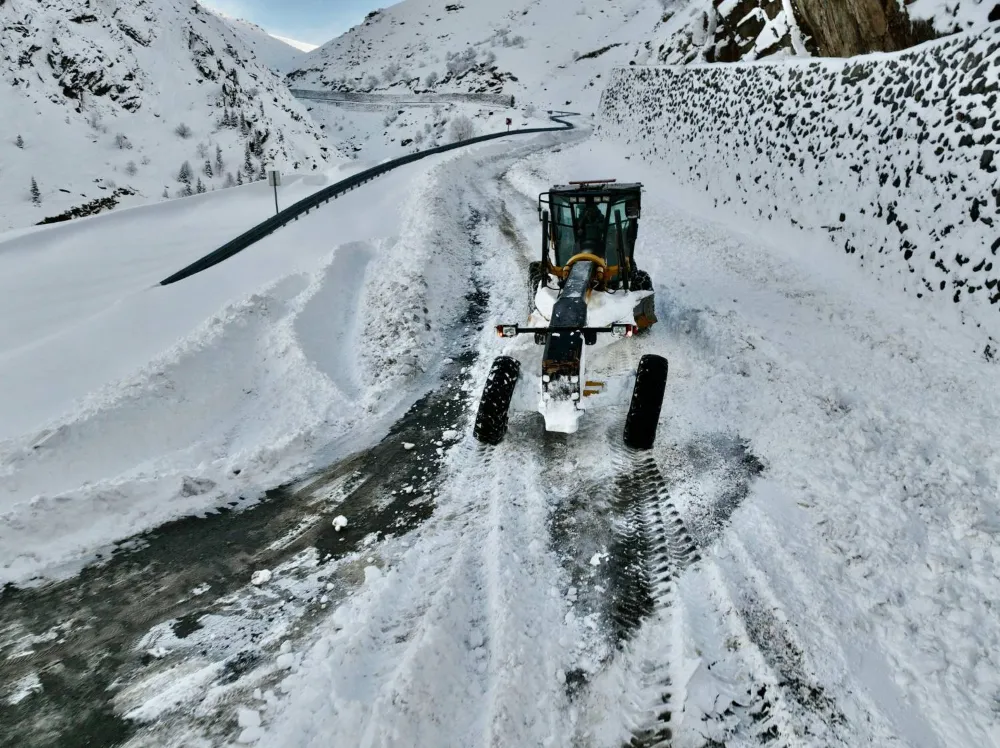 Büyükşehir Belediyesi Ekipleri, Kapanan Mahalle Yollarını Kısa Sürede Açtı