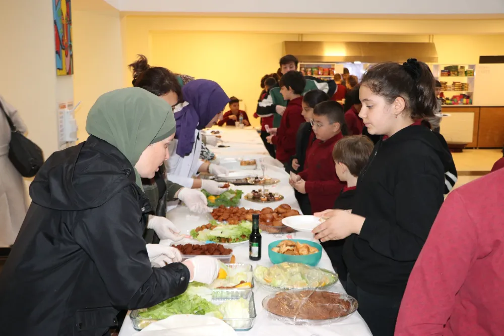 Kermeste İlk Gün Yoğun İlgi: Minik Yürekler İçin Elele