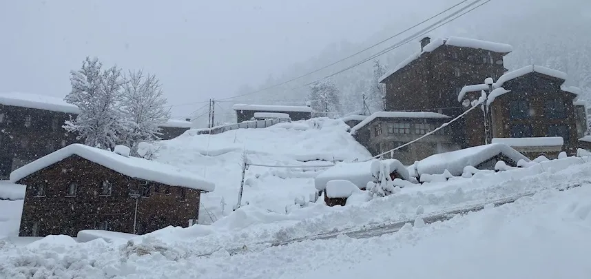 Ayder Yaylası Beyaza Büründü, Yollar Kapalı: Çalışmalar Devam Ediyor