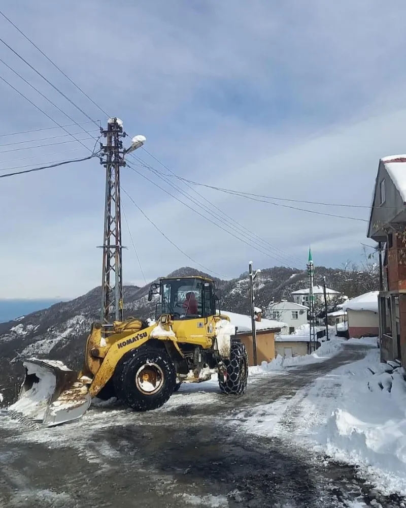 Araklı Belediyesi, Kar Yağışı ile Mücadelede Saha Çalışmalarını Arttırdı