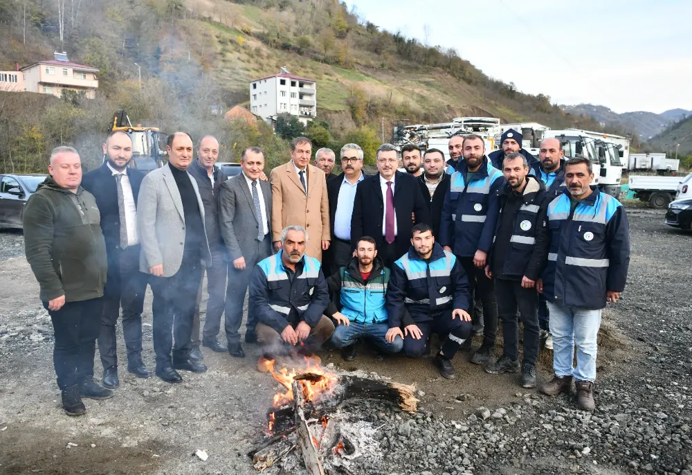 Trabzon Büyükşehir Belediye Başkanı Ahmet Metin Genç,yeni hizmet binası şantiyesinde incelemelerde bulundu