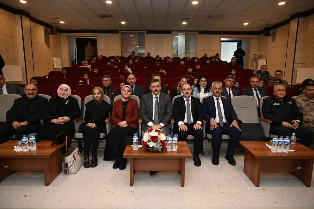 Erzurum Valisi Mustafa Çiftçi,Okul Malzemelerini Öğrencilere Dağıtmak İçin Programa Katıldı