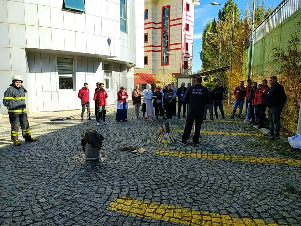 Bayburt Belediyesi İtfaiye Ekiplerinden Diş Hastanesinde Yangın Tatbikatı