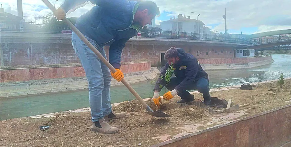 Bayburt Belediyesi Mezarlık ve Şehitliklerde Temizlik Faaliyetlerine Hız Verdi