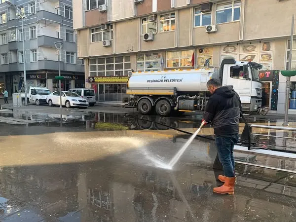 Beşikdüzü Belediyesi Yol Çalışmaları ve Temizlik Çalışmalarını Sürdürüyor