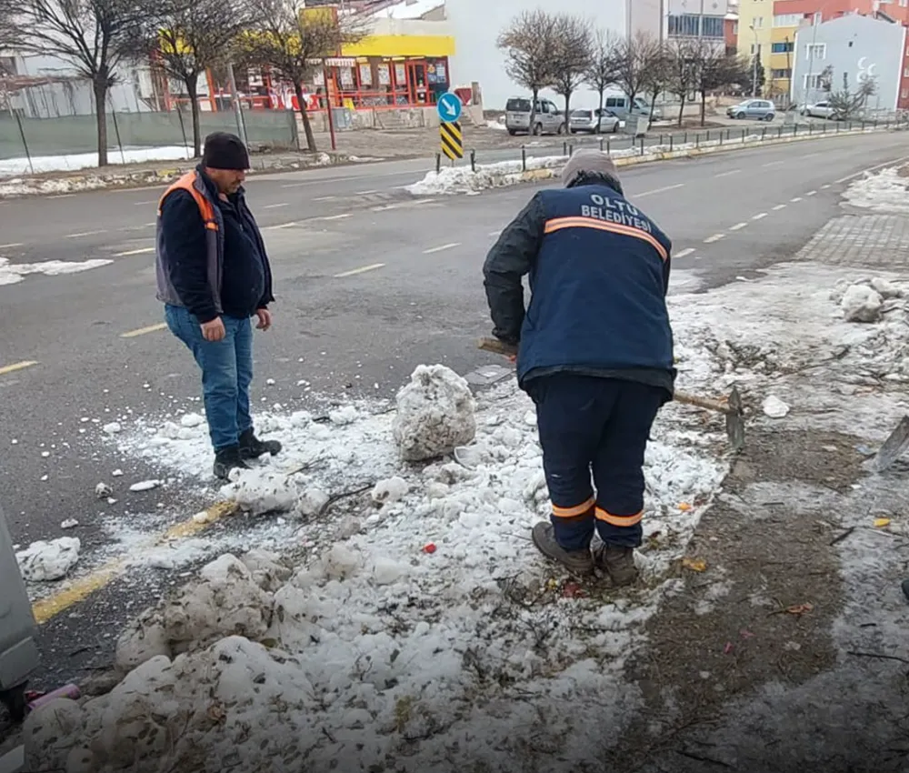 Oltu Belediye Ekipleri Karla Mücadele Çalışmalarına Devam Ediyor