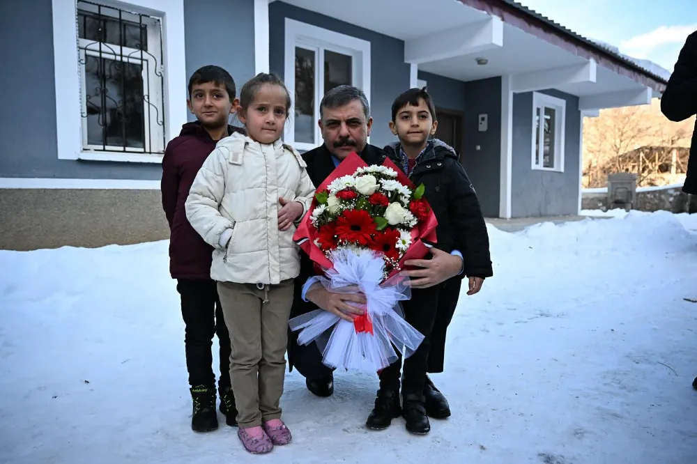 Erzurum Valisi Mustafa Çiftçi, Tortum Dikmen Köyü İlkokulunda Minik Yürekleri Sevindirdi