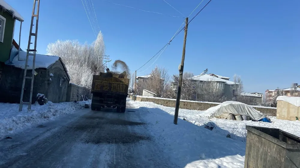 Horosan Belediyesi’nden Buzlanmaya Karşı Tuzlama Çalışması