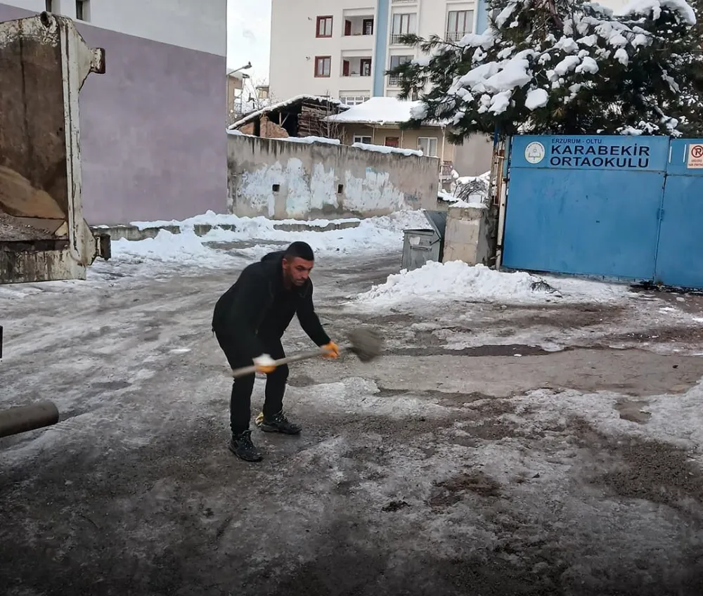 Oltu Belediyesi’nden Okul Girişlerinde Tuzlama Çalışması