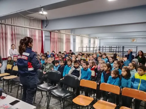 Bulancak’ta Jandarma’dan Öğrencilere Sosyal Medya, Akran Zorbalığı ve Flört Şiddeti Eğitimi