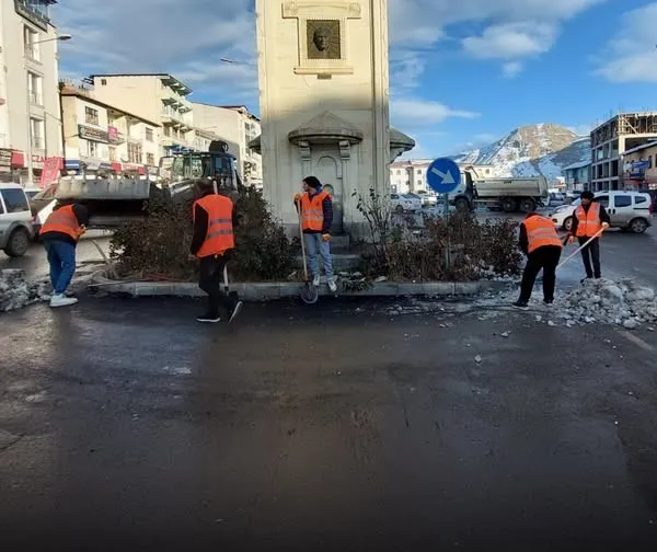 Oltu Belediyesi, Kış Koşullarına Karşı Hummalı Buzlanma Çalışması Başlattı