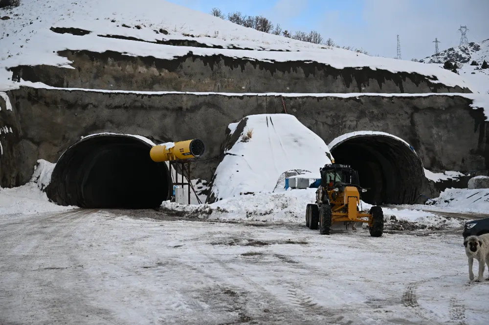 Erzurum ve Bingöl Valilerinden Çirişli Tüneli’nde İncelemede Bulundu