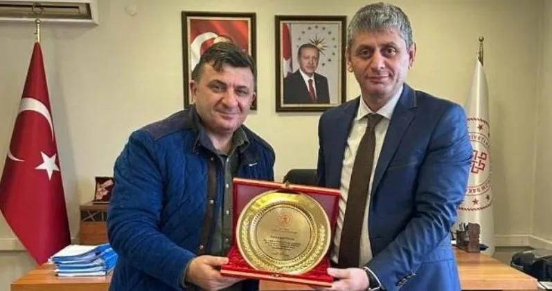 Rize’nin Sevilen İsmi Ahmet Topal’a Teşekkür Plaketi