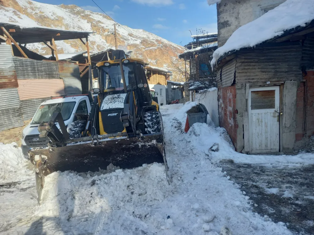 Tortum Belediyesi, Kış Şartlarında Kesintisiz Ulaşım İçin Çalışmalarını Sürdürüyor