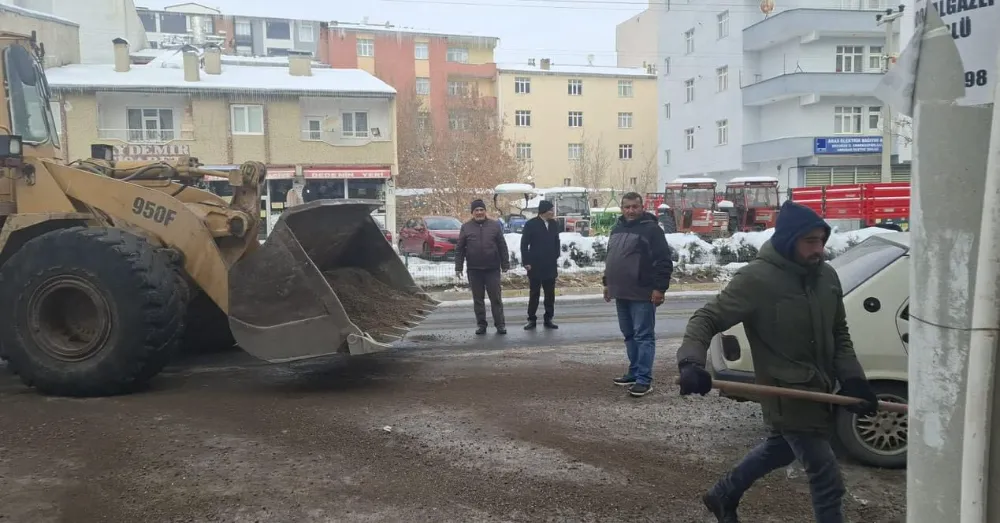 Horosan Belediyesi’nden Kış Çalışmaları: Güvenlik İçin Tuzlama Yapıldı